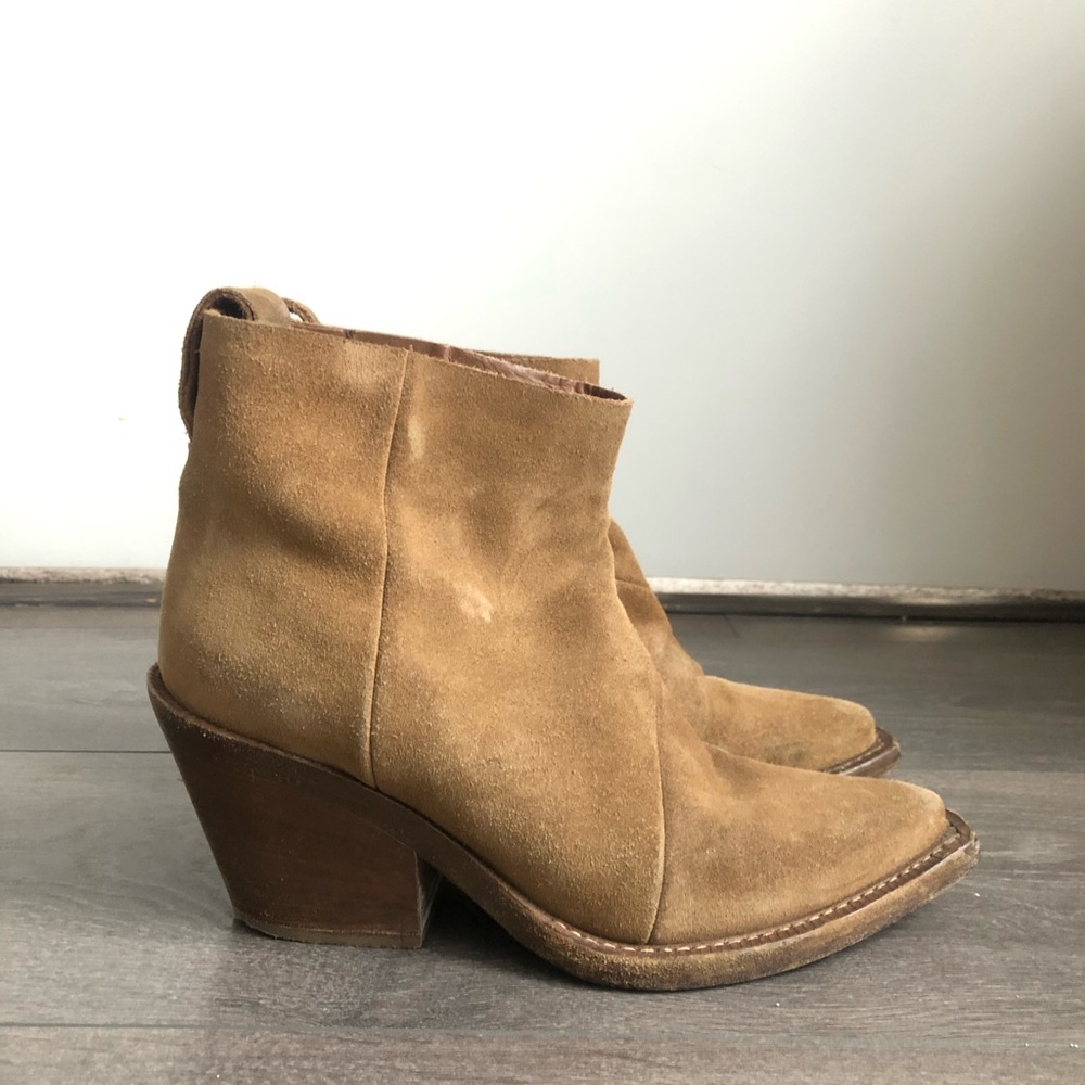Acne studios tan nubuck Donna western ankle boots. Very in fashion, cowboy style
